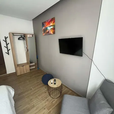 Premium New Near Center *